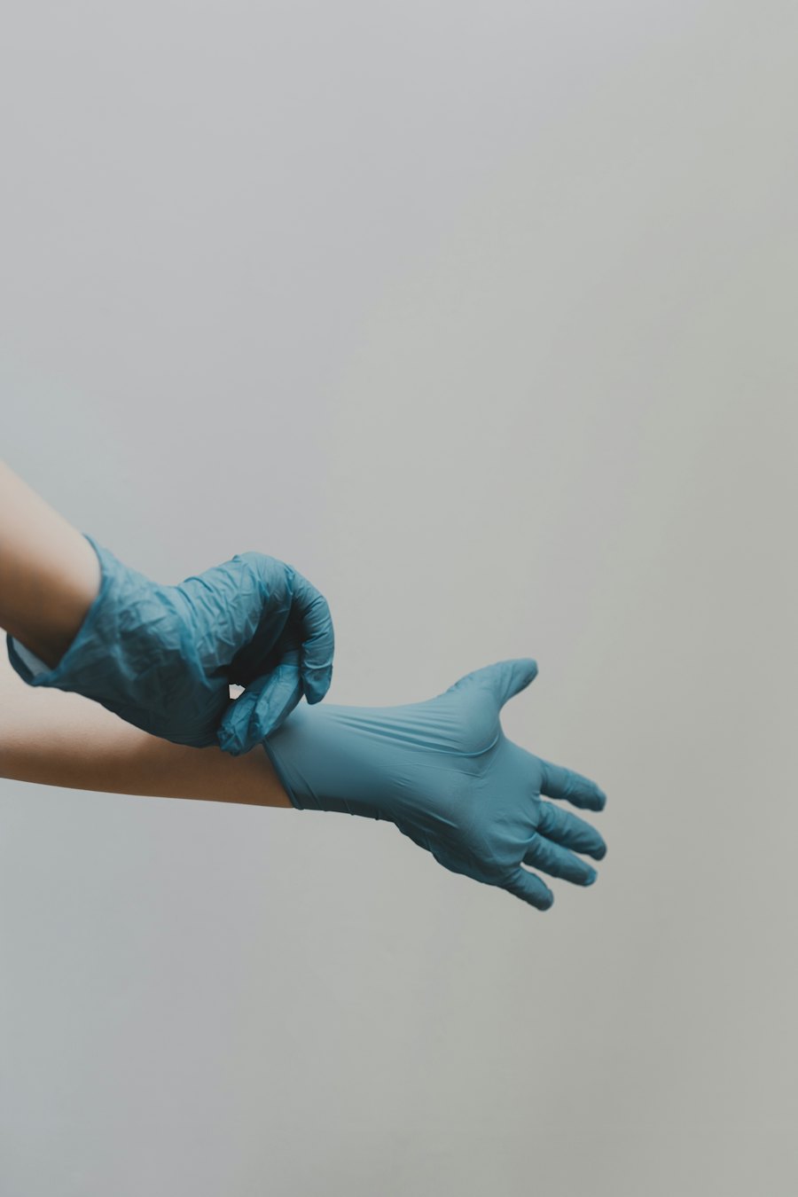 Mains enfilant des gants de protection avant une intervention