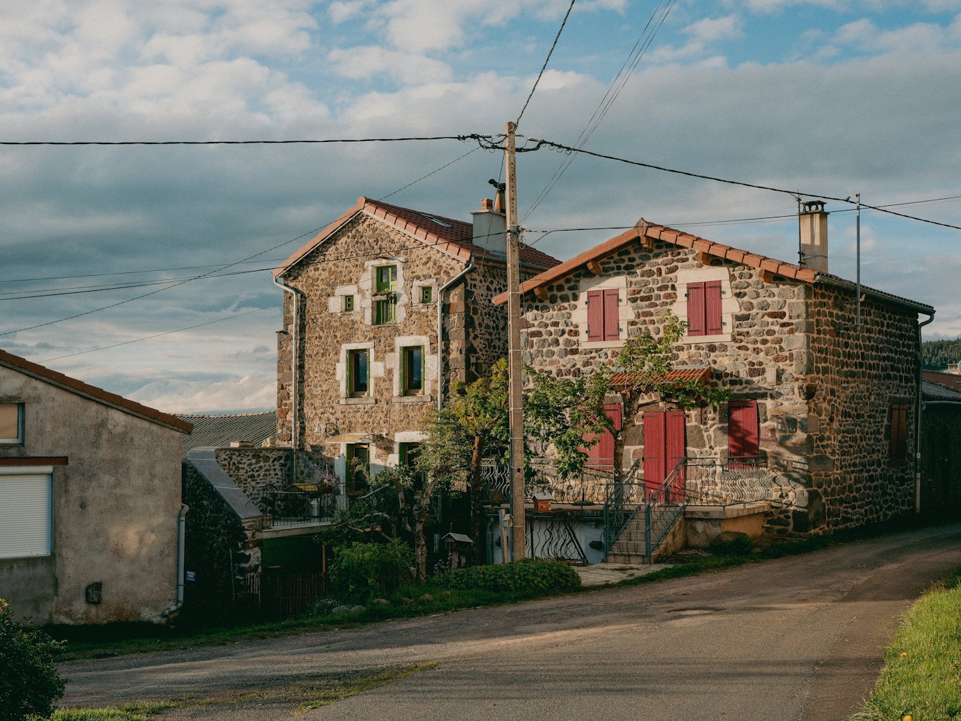 Maisons en pierre aux volets rouges dans un village